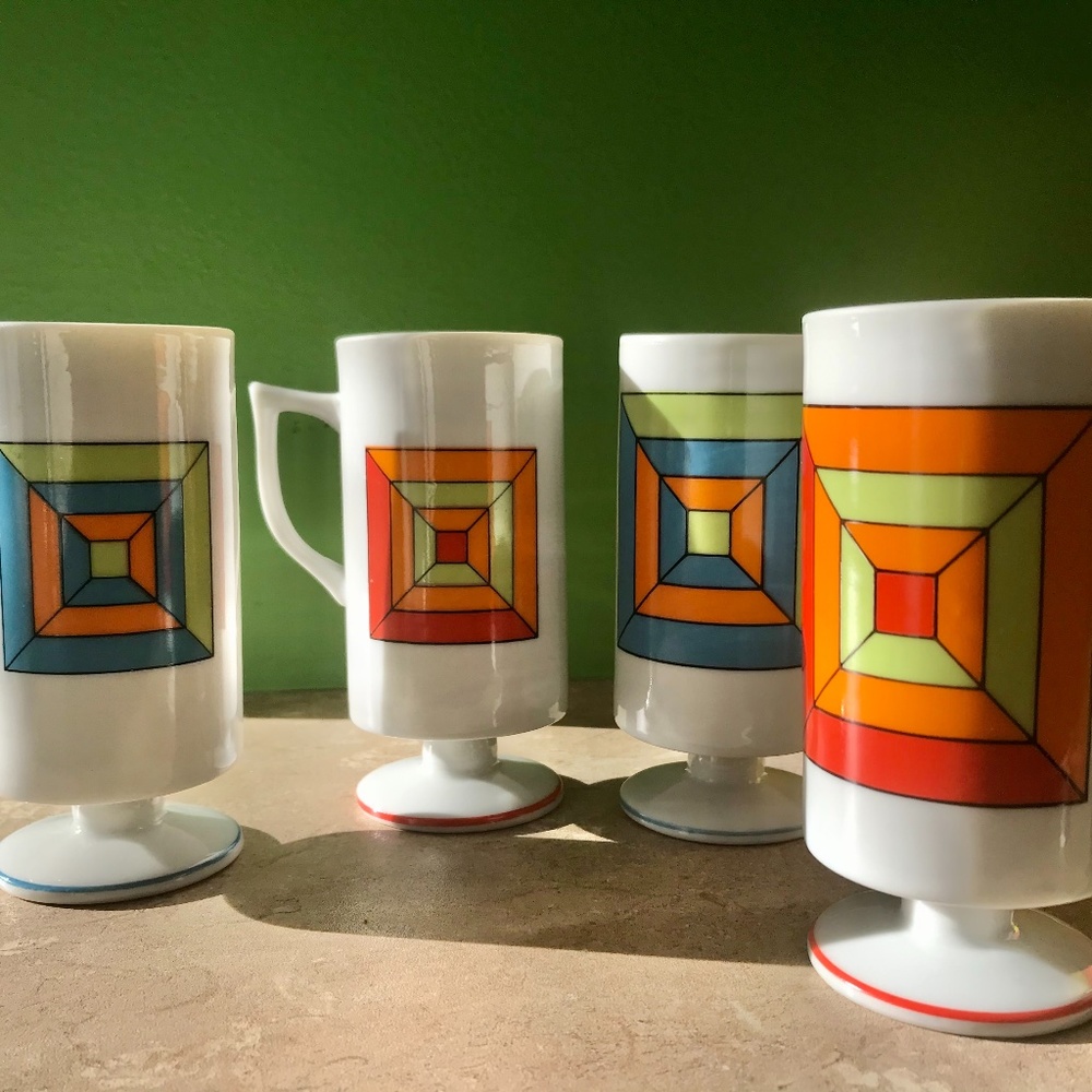 Vintage - Set of 4 small cups on foot - Retro